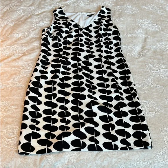 Stylish Ann Taylor Black and White Patterned Dress Size 4 - Picture 7 of 12